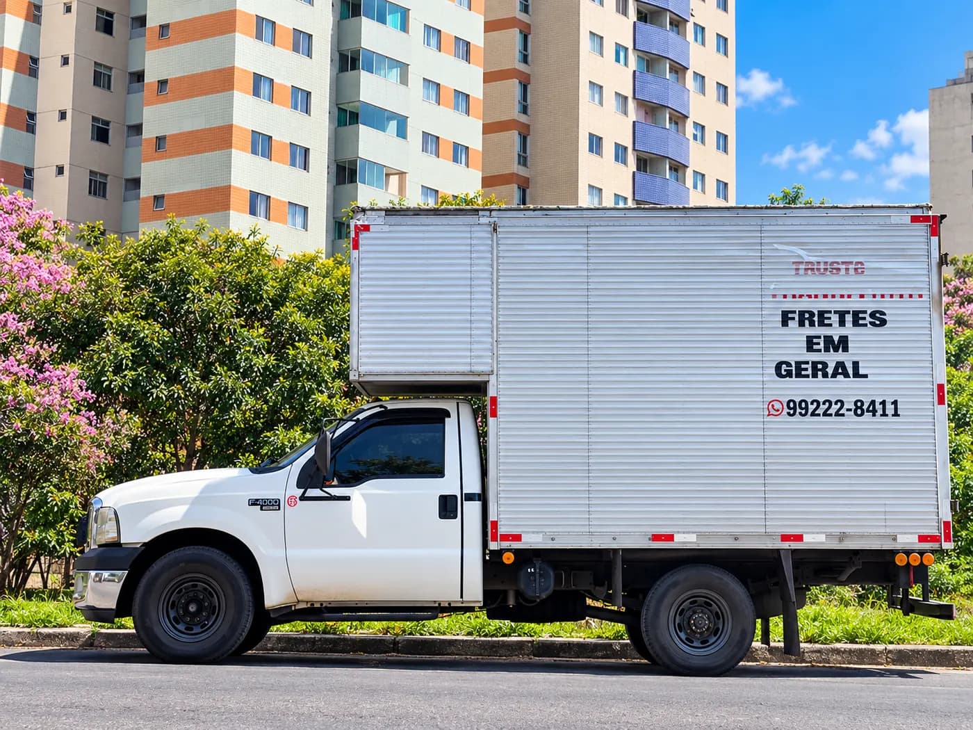 Caminhão baú da Fausto Carretos usado em carretos e fretes em Belo Horizonte